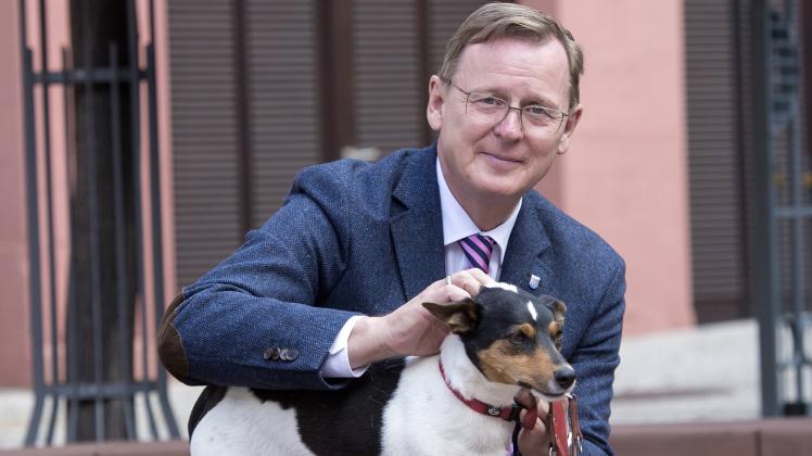 Bodo Ramelow, Ministerpraesident Thueringens, mit seinem Hund Attila, Jack-Russell-Terrier, am Tag der offenen Tuer und