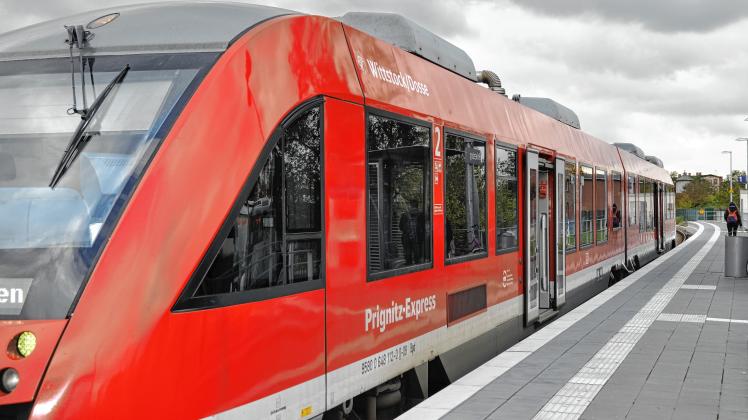 Ab Pritzwalk entfällt der RE 6. Fahrgäste in Richtung Wittenberge müssen in den Schienenersatzverkehr umsteigen. 