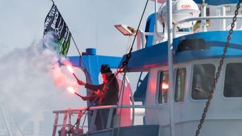Leuchtender Protest: Die Fischer in Büsum entzündeten auch Handfackeln.