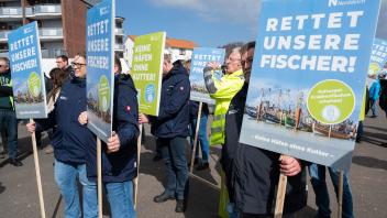 Büsum: Kutter- und Treckerdemos zur Konferenz der Landwirtschaftsminister. dithmarschen westküste unterelbe nordsee wattenmeer wirtschaft krabbenfischer fischerei