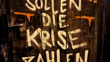 „Die Reichen sollen die Krise zahlen“ - auch die eigene. Graffiti am Jugendzentrum „Substanz“ in Osnabrück.