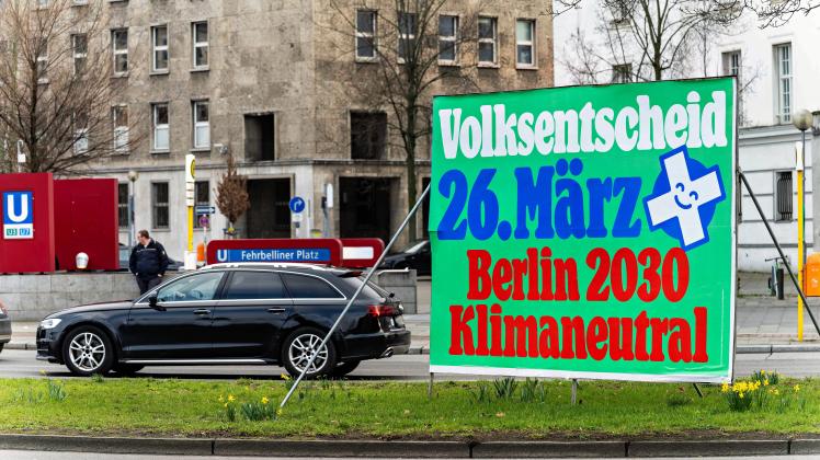 19.03.2023,Berlin,Deutschland,Plakat zum Volksentscheid Berlin 2030 Klimaneutral, *** 19 03 2023,Berlin,Germany,Poster f
