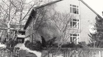Der funktional Bau wurde nicht mehr gebraucht: die ehemalige Landwirtschaftsschule an der Deichhorster Straße im Jahr 1987.