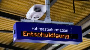 News Bilder des Tages Düsseldorf 23.08.2021 Bahnsteig Entschuldigung Anzeige Anzeigetafel Infotafel Leuchttafel Laufband