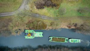 Sichere Fahrt auf der Müritz-Elde-Wasserstraße in Mecklenburg-Vorpommern. Mitarbeiter der Wasserstraßen-Schifffahrtsverwaltung des Bundes beräumen den Wasserverlauf  und das Ufer von  umgestützten und geschädigte Bäumen. Insbesondere der Biber setzt dort den Weichhölzern zu. Ziel ist eine sichere Fahrt für Sportboote in der bevorstehenden Saison 2023. 24.03.2023 Foto Volker Bohlmann