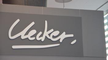Uecker-Schriftzug im Eingangsbereich der Landesbibliothek