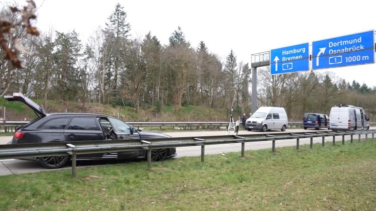 Der mit Sprengstoff beladene Audi der mutmaßlichen Automatensprenger wurde am Montag mit einem Nagelbrett von der Polizei auf der A29 bei Ahlhorn gestoppt.