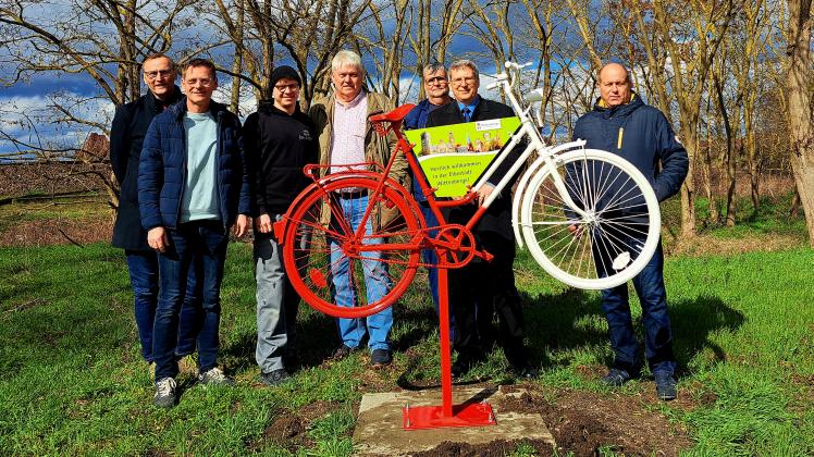 Einige Wittenberger Unternehmer setzten die Idee von Detlef Benecke (mi.) in die Tag um. Zwei aufbereitete DDR-Fahrräder begrüßen nun an den Ortseingängen die Gäste der Elbestadt. 