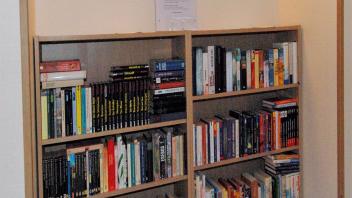 Der offene Büchertisch ist im Gemeindehaus in Eldena zu finden.