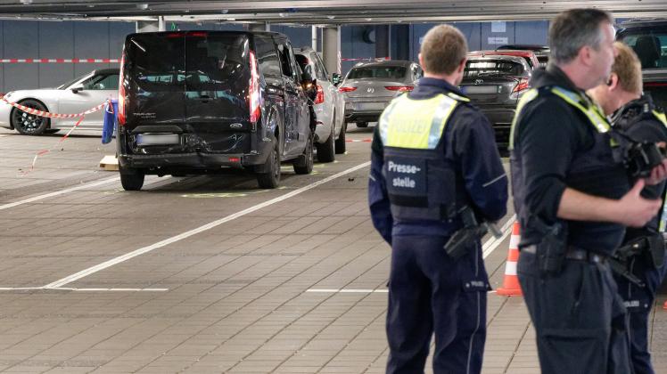 Autofahrer verletzt am Flughafen Köln/Bonn mehrere Menschen