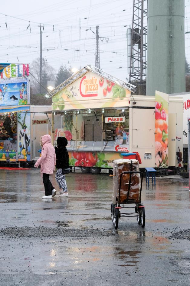 Frühjahrs-Jahrmarkt 2023 in Osnabrück im Regen eröffnet