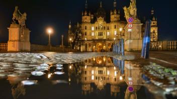 Schweriner Schloss bei Nacht
