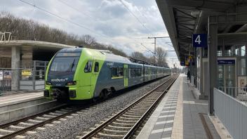 Bahnhof Pinneberg: Ob einzelne Züge der Nordbahn am Montag im Kreis Pinneberg unterwegs sein werden, steht noch nicht fest.