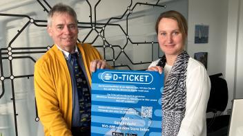 Stellen die Planungen des Nahverkehrs für das neue Ticket vor: Geschäftsführer Lothar Matzkeit und Marketing-Chefin Ines Krull.