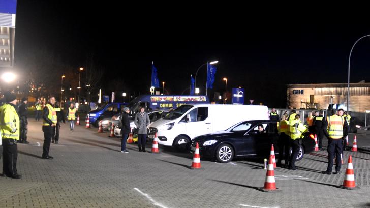 Bei einer Großkontrolle haben 150 Einsatzkräfte am Freitagabend zahlreiche Autofahrer auf das TÜV-Gelände an der Annenheider Allee  gewunken und überprüft.