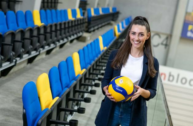 Host Verena Lukaschik ist Onlineredakteurin bei der SVZ und ehemalige Social Media Managerin des SSC. Für euch befragt sie Team, Trainer, Staff und Fans zum Leben in und um den Verein. Host Verena Lukaschik ist Onlineredakteurin bei der SVZ und ehemalige Social Media Managerin des SSC. Für euch befragt sie Team, Trainer, Staff und Fans zum Leben in und um den Verein.