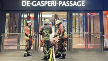 Norderstedt - vier Verletzte mit Atemwegsreizungen in Einkaufszentrum