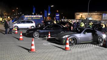Bei der Großkontrolle in Delmenhorst stieß die Polizei auf Waffen sowie auf Alkohol- und Drogensünder. Einige alte Transporter und neue Sportwagen wurden auf der TÜV-Hebebühne auf ihre Verkehrssicherheit überprüft.