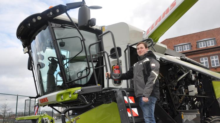 Die Fragen zu seinem Mähdrescher, den Paul Simann seit vier Jahren fährt, beantwortete der junge Landwirt auf der Berufsorientierungsmesse in Ludwigslust gerne.