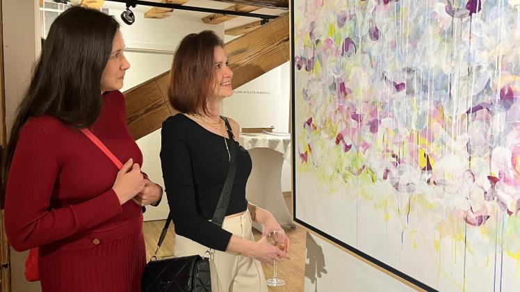 Die Acryl-Arbeiten von Gesine Elstermann zeigen, was die Künstlerin bei der Entstehung fühlte. Das fasziniert die Gäste der Vernissage auf dem Gelände der Alten Ölmühle in Wittenberge.
