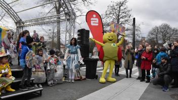 Marienkäfer Fiete, das neue Maskottchen der Kita gGmbH, sorgte gemeinsam mit den Kindern der Kita „Wirbelwind“ für Stimmung bei der Schrubberparty. 