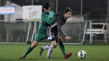 Salih Eker (Heidgrabener SV, links) gegen Max Gerckens (SC Egenbüttel, rechts)