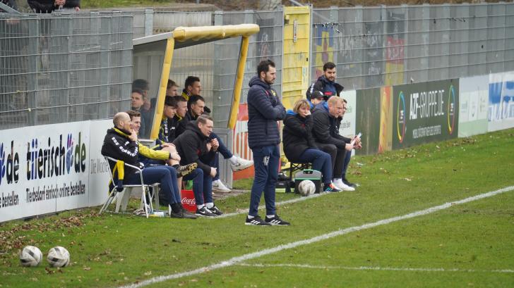 Fußball-Regionalliga 2022/23: Weiche Flensburg - SV Atlas Delmenhorst 3:1 (3:1)25. März 2023, Foto: Lars PingelTrainerbank des SV Atlas Delmenhorst mit Interimscoach Dominik Schmidt (vorn).