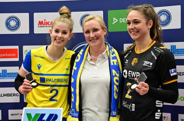 SSC-Ballverteilerin Pia Kästner (l.) erhielt die Auszeichnung als beste Spielerin der Partie, Fleur Savelkoel (r.) wurde als beste Potsdamerin geehrt. SSC-Ballverteilerin Pia Kästner (l.) erhielt die Auszeichnung als beste Spielerin der Partie, Fleur Savelkoel (r.) wurde als beste Potsdamerin geehrt.