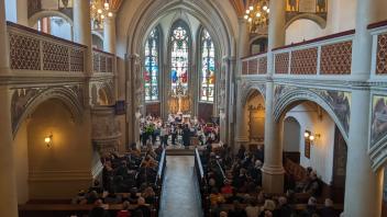 Beim Mitmachkonzert spielten Kinder gemeinsam unter dem Sternenhimmel der Schlosskirche. 