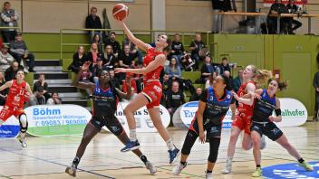 Noortje Driessen (am Ball) und Frieda Bühner (rechts) gegen die Angels Nördlingen.