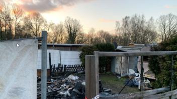Während der Löscharbeiten bei einem Wohnwagenbrand in Telgte fanden die Einsatzkräfte im Inneren einen Toten.