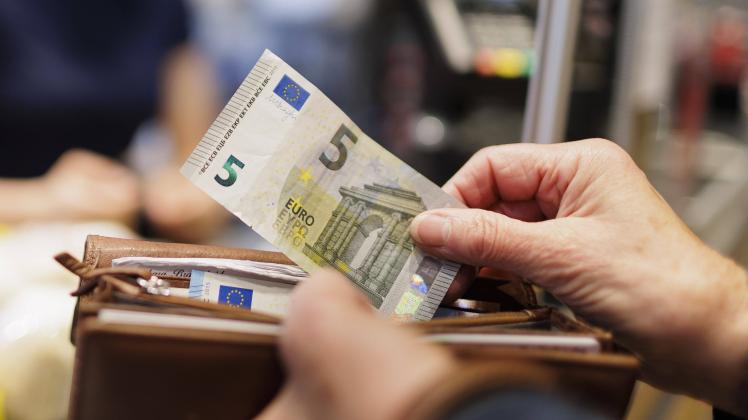Barzahlung im Supermarkt. copyright: Ute Grabowsky/photothek Radevormwald Deutschland *** Cash payment in supermarket co