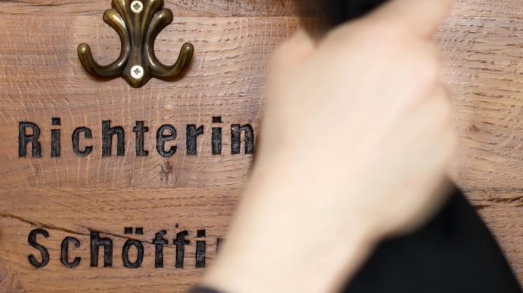 Garderobe mit Hinweis «Schöffen»