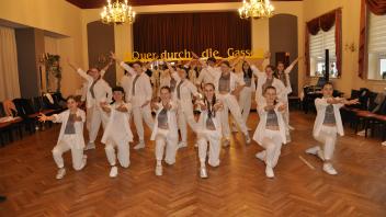 Für den Fotografen schlüpften die Perleberger Tänzerinnen und Tänzer schon einmal ins Kostüm für ihren großen Auftritt am 8. Juni in Rostock.