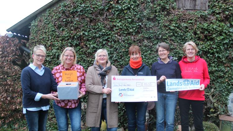 Die LandsAid-Vorsitzende Gaby Breuckmann (Vierte von links) nahm gerne den Spendenscheck von Anne Wübbel, Mechthild Reinermann, Irmgard Berens, Beate Schumacher  und Hildegard Reinermann-Runge entgegen.