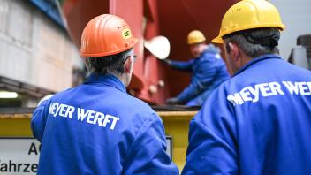Allein auf der Meyer Werft in Papenburg sind nach Angaben des Unternehmens rund 3300 Menschen direkt beschäftigt.