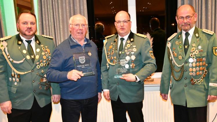 Generalversammlung Drei Burskupper Bersenbrück: Kommandeur Mathias Wellmann  (links) und Präsident Benno Berling (rechts) ehrten Hubert Sander (Zweiter von links) und Dirk Menke. 
