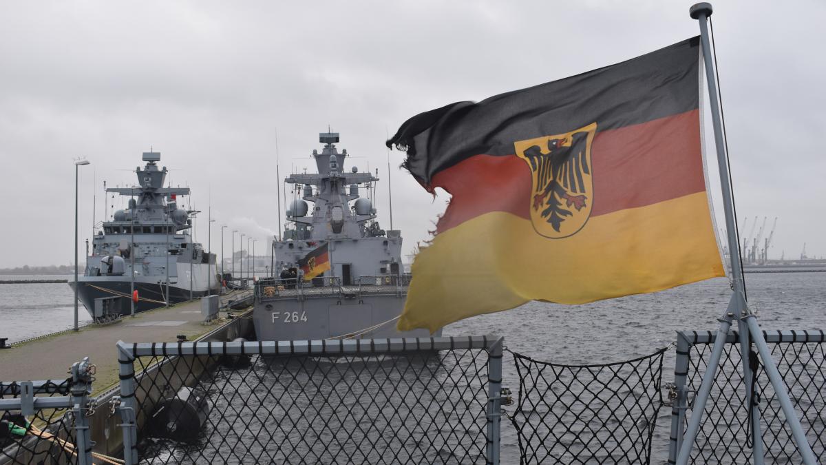 Demo von Rostocker Friedensbündnis gegen UDTRüstungsmesse SVZ