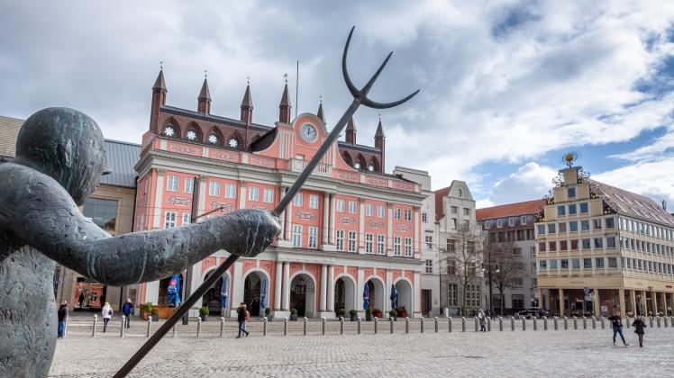 Rostocker Rathaus Neuer Markt Möwenbrunnen Hotel Haus SonneFoto: Georg Scharnweber