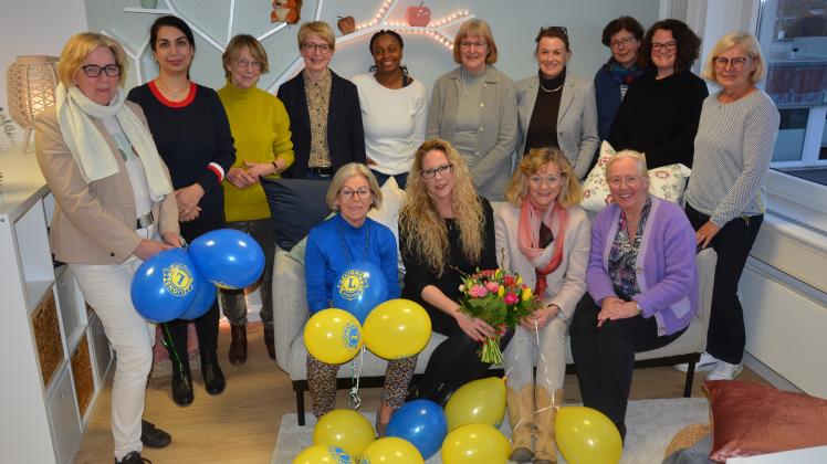 Der Lions Club Penthesilea Osnabrück überreicht 18.000 Euro aus der Adventskalenderaktion 2022 an den Osnabrücker Kinderschutzbund.
