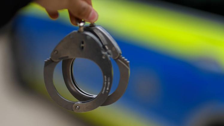 Themenbild Polizei Polizei Streifenwagen Polizist mit Handschellen Polizist mit Dienstpistole Ba
