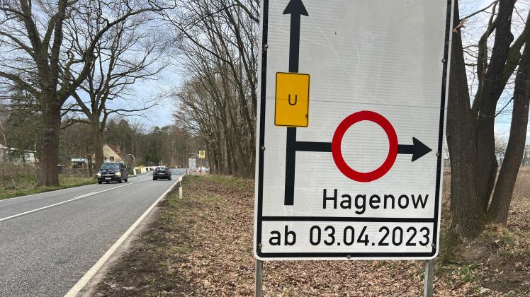 Die Sperrschilder an der Bundesstraße 5 stehen schon, ab 3. April gibt es zwischen Warlitz und Steegen für Autofahrer kein Durchkommen mehr.