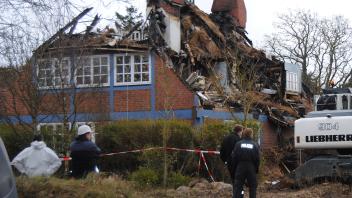 Brandermittler begutachten die Brandruine Strandstraße