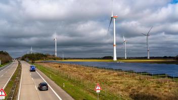 Windkraftanlagen, Windpark, Solaranlage, Photovoltaik Kraftwerk an der Autobahn A27, bei Langen, Niedersachsen, Energie