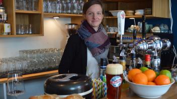 In der Kneipe „Palette“ serviert Levke Marie Braatz frisches Angeliter Bier und leckere Cocktails.
