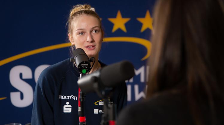 author SSC-Außenangreiferin Lina Alsmeier zu Gast bei „Spiel.Satz.SSC. – Dein Volleyball-Podcast“.