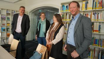 Freude bei Lars Harms (SSW) sowie bei Ellen Frömming, Ellin Nickelsen und Christoph Schmidt (v. l.) vom Nordfriisk Instituut über das neue Nordfriisk liirskap.