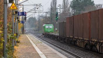 Zwischen Elmshorn (Foto) und Pinneberg sollen die Züge künftig über vier statt bislang zwei Gleise rollen.