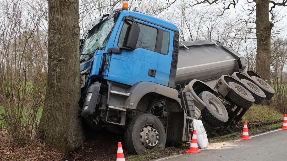 Blaulichtreport: Lieferwagen kracht in einen Baum – der Fahrer (50) kommt  ins Krankenhaus
