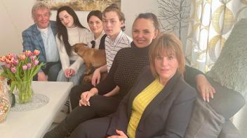 Seit einem Jahr sind sie enge befreundet: Peter Eckel, die ukrainische Familie Lisa, Lena und Dima Senka, Dolmetscherin Kateryna Rienecker und Ehefrau Renate Eckel (von links nach rechts).